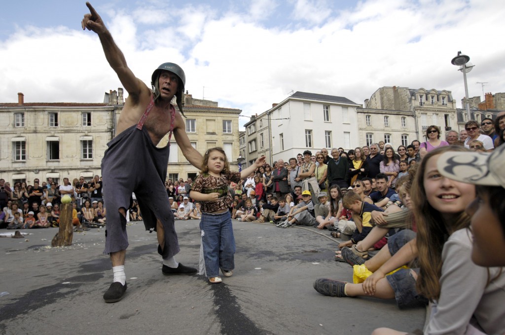 Spectacle-de-rue-Peach